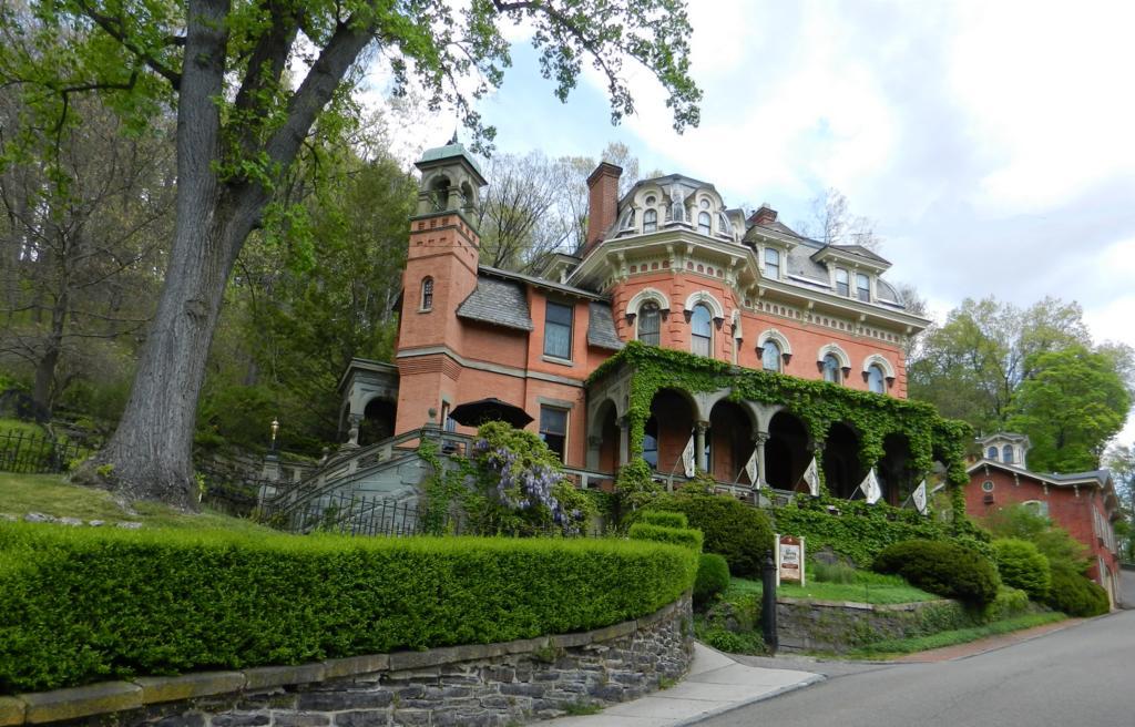 The Harry Packer Mansion 4*